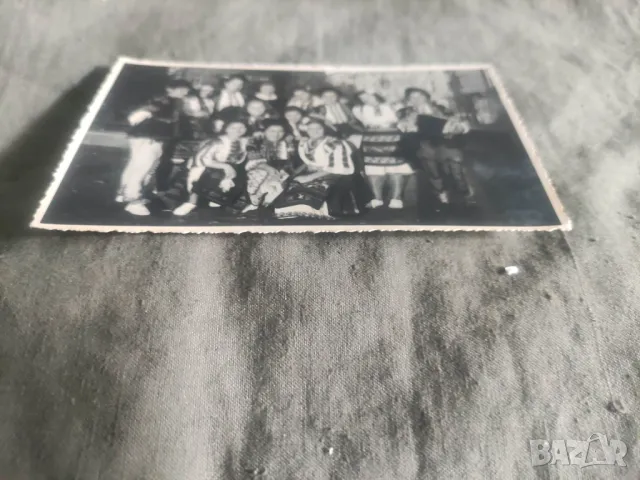 Стара снимка Варна - Морската гара 1964,Ученички в носии, след празника на гимназията 1942, снимка 3 - Други ценни предмети - 50047655