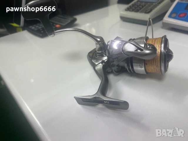 Макара DAIWA 23 EXCELER LT 3000 C, снимка 8 - Макари - 53093778