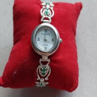 Дамски сребърен кварцов часовник, сребро 925 с изумруди , снимка 1 - Дамски - 45195531