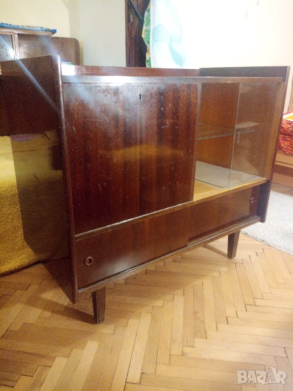 Шкаф барче с витрина, снимка 1