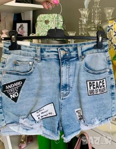 къси дънкови панталонки с надписи и накъсан ефект 