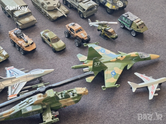 Комплект военни играчки - цяла моторизирана армия, снимка 5 - Влакчета, самолети, хеликоптери - 52608979