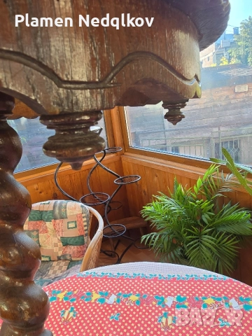 Холна масичка със орнаменти.