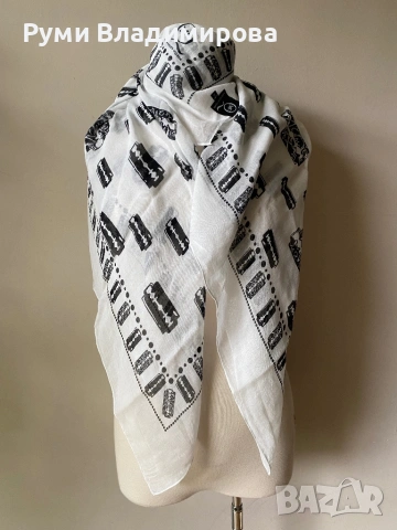 Бял шал Аlexander Mcqueen, снимка 3 - Шалове - 53785986