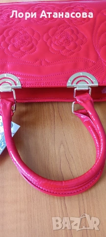 Лачена червена чанта среден размер с две дръжки и дълга дръжка , снимка 5 - Чанти - 54015483