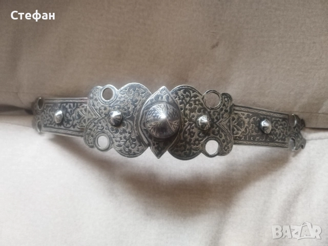 Сребърни пафти с ниело.