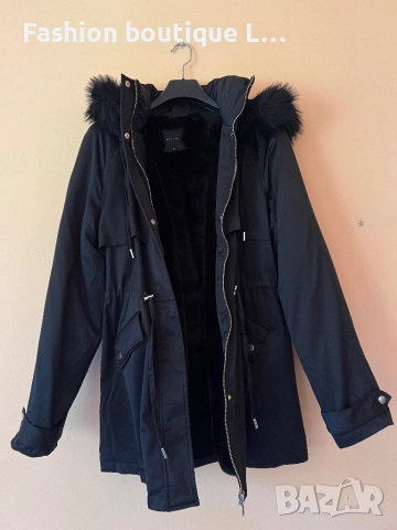 Дълго черно яке с пух отвътре и косъм на качулката с джобове 36 размер на марката Mohito 🖤, снимка 3 - Якета - 51464245