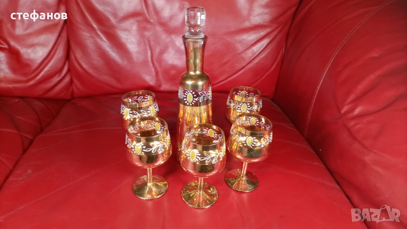 Много красив ракиен комплект, бутилка с тапа и 5 чаши, богато златна украса, снимка 1