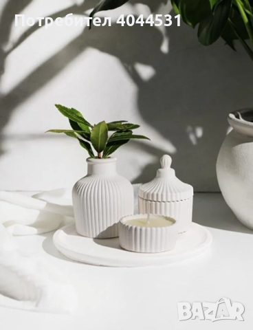 Комплект за декорация, съдържащ ваза, кръгъл поднос, свещник за чаена свещ и стилна кутия с капак.