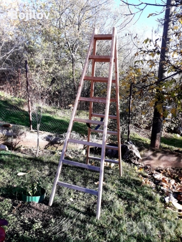 Продавам здрава двойна дървена стълба