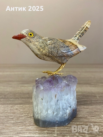Фигурка на птица от яспис върху основа от аметист