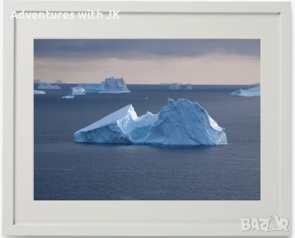 Авторски фотопринт "Айсберги" в бяла рамка от MDF с паспарту с размер 40х50 см