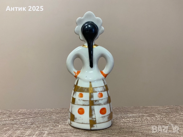 Статуетка „Момиче в кокошник“, порцелан, снимка 3 - Антикварни и старинни предмети - 52492697