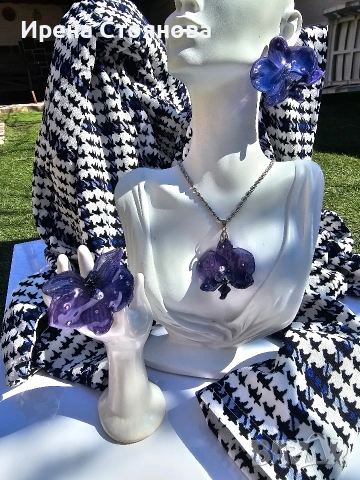 Комплект бижута с цвят на орхидея запечатани в епоксидна смола. Колие, пръстен и обеци 