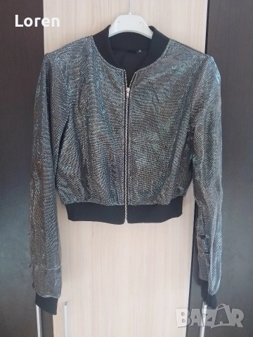 Подарявам!Тънко яке е сребристо 