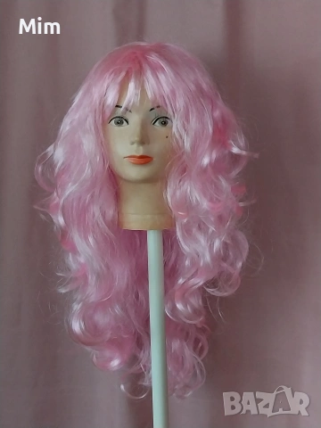 55 см Дълга ,къдрева,розова перука с бретон , снимка 3 - Аксесоари за коса - 53436516