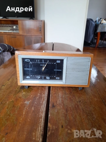 Стар настолен часовник Наири