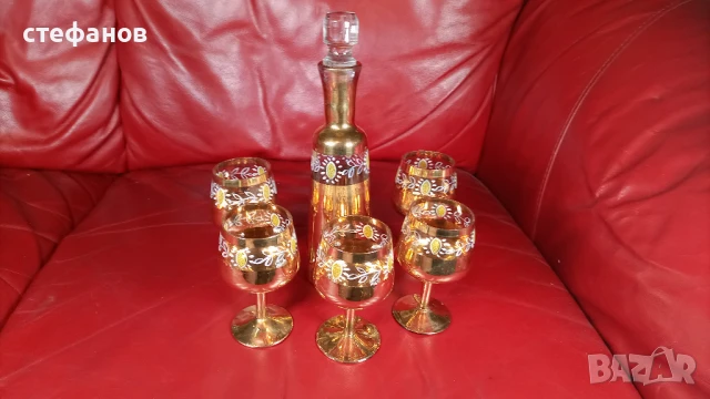Много красив ракиен комплект, бутилка с тапа и 5 чаши, богато златна украса, снимка 1