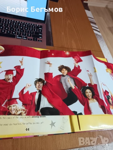 Списание с диск и постер "High School Musical 3", снимка 7 - Списания и комикси - 53422170