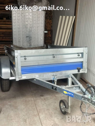 Ремарке с монтирана платформа за превоз на мотоциклети.