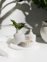 Комплект за декорация, съдържащ ваза, кръгъл поднос, свещник за чаена свещ и стилна кутия с капак.