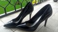 Страхотни черни лачени остри обувки на висок ток за повод, 38 н, снимка 1 - Дамски обувки на ток - 45381836