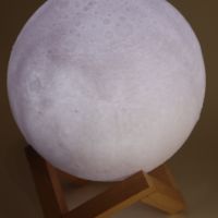 Намаление! Led лампа във формата на луна с дървена стойка, 12см диаметър, снимка 6 - Детски нощни лампи - 45205920