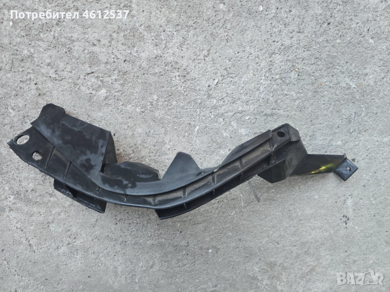 Оригинален десен държач/водач за задна броня на Фолксваген Голф 4, снимка 1