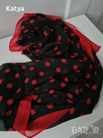 Дамски шал на точки в черно и червено, снимка 2 - Шалове - 52351203