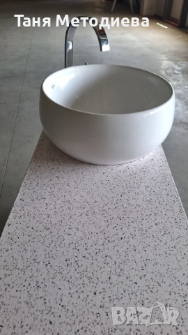 Бял шкаф от ПВЦ за баня с модерна мивка тип купа, луксозна батерия, нови панти и дръжки, снимка 2 - Мивки - 52774700