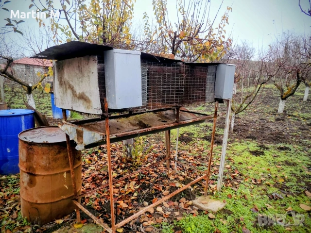 Продавам зайчарник с две клетки 