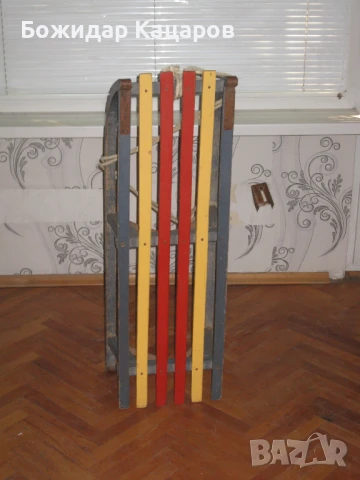 Стара дървена шейна. Цена - 35 лева(17.90 €). Пращам по Еконт. За София, може и лично да я вземете.