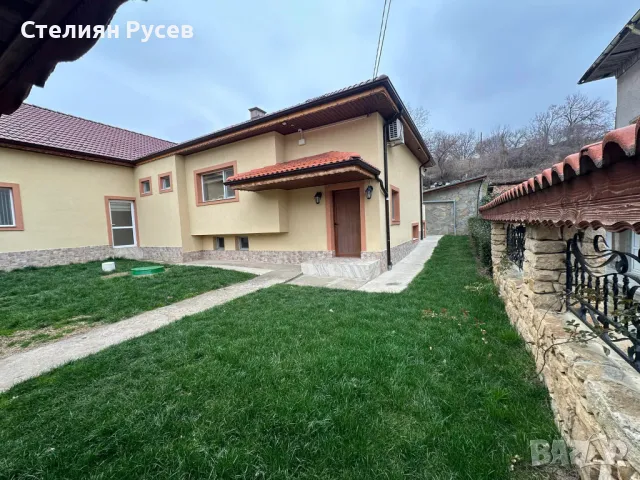 къща с гараж в село Калипетрово - цена 470 000лв - двор 1250кв, застроено 270кв ,2 етажа по 78кв, га