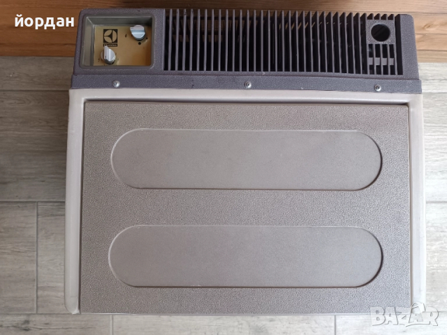 Хладилник на газ 12 и 220 в. Electrolux , снимка 2 - Хладилни чанти - 51912276