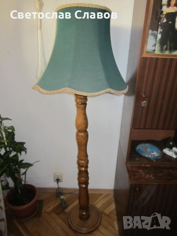 Висок лампион със стойка от стругован червен американски дъб и светлобежова шапка - 2,2, снимка 3 - Лампиони - 51378263