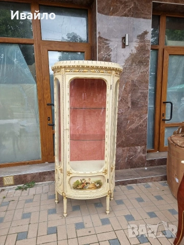 Красива барокова витрина 