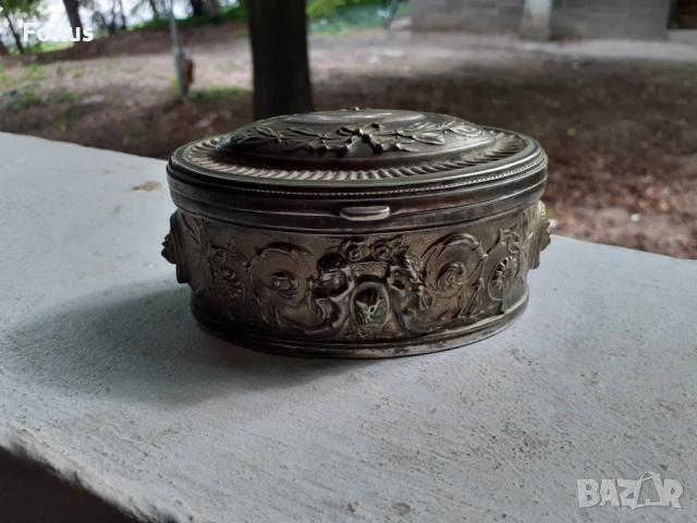 Страхотна метална кутия за бижута, снимка 2 - Антикварни и старинни предмети - 53478060