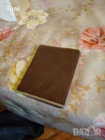 кожен портфейл за банкноти и още един чисто нови черния не е boss но е чисто нов