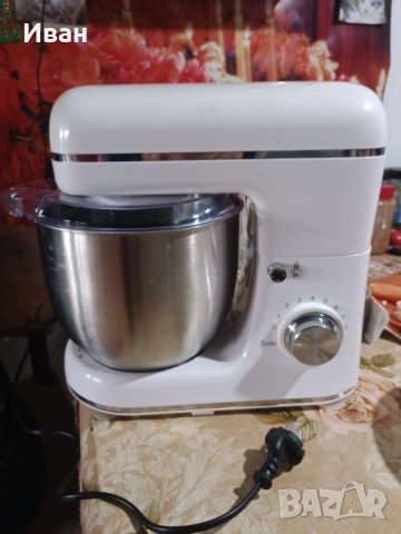 Планетарен миксер с метална купа и бъркалки