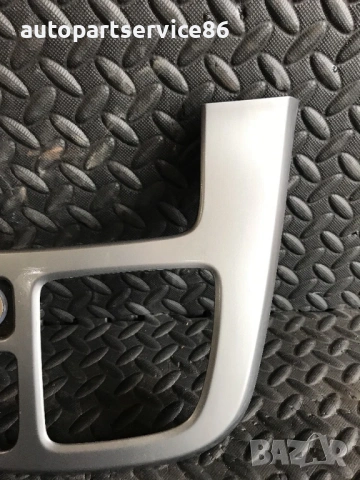 Централна декоративна рамка около селектора на скоростите на таблото за KIA Carnival (2006–2010), снимка 3 - Части - 53468685