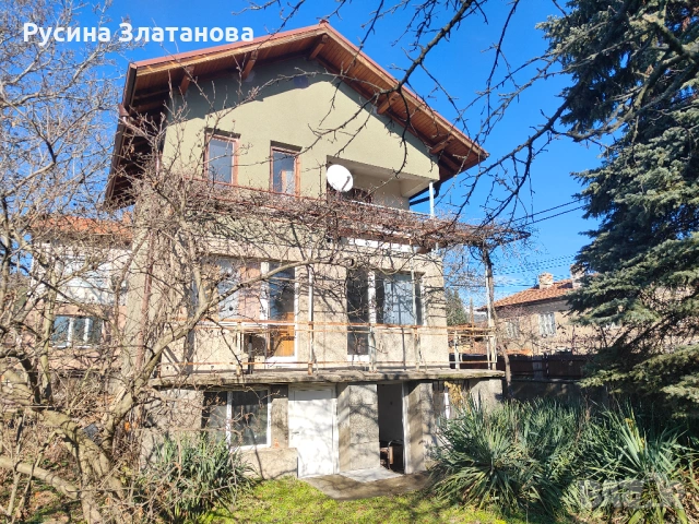 Продава триетажна масивна къща в с.Челопеч с голям двор и лице на две улици