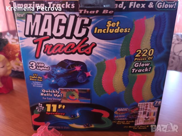Огъваща се писта Magic Track e чудесен подарък. Комплекта садържа 220 части плюс една количка и стик
