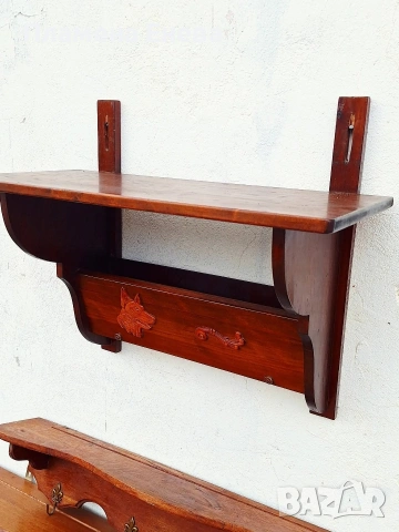 Стенна етажерка от масивно дърво 