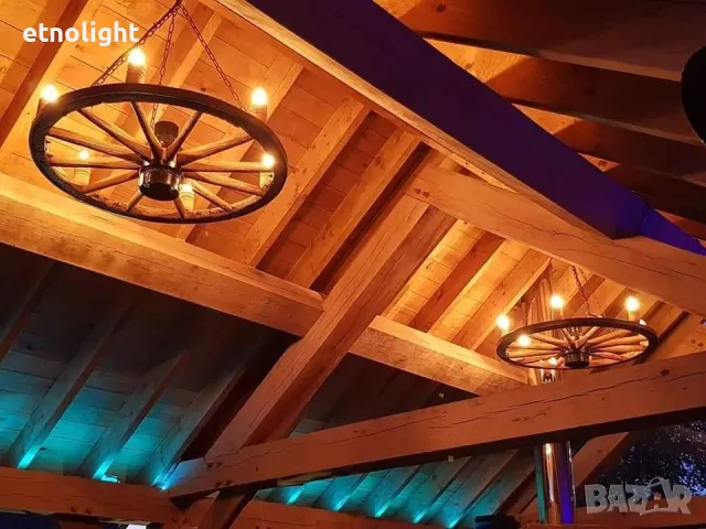 Полилеи, осветление от автентични реставрирани колела от каруца с ръчно изработени дървени чашки , снимка 6 - Полилеи - 49968867