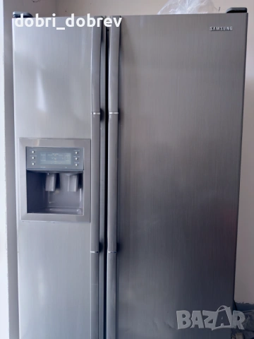 Двукрилен хладилник с фризер и вграден дисенсър за вода и лед Samsung
