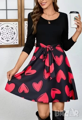 Черна рокля, със сърца в долната част и коланче