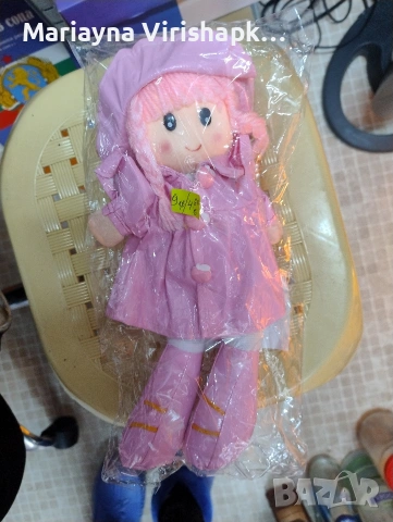 Продавам детска музикална кукла.