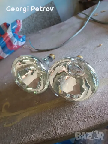 Две кварцови крушки