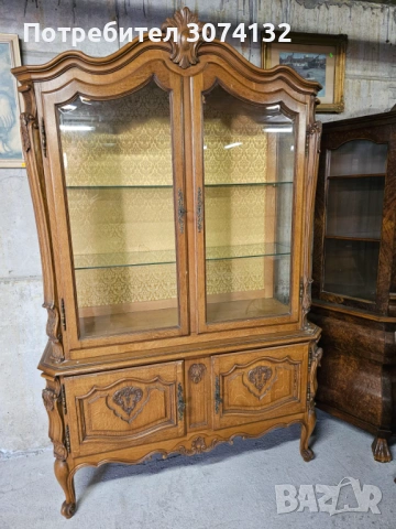 Витрина в стил Луи 15 с дърворезба и кристални стъкла