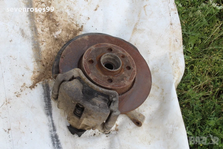 Шенкел главина преден десен Фолксваген Голф 3 комби 1.9 tdi 90hp VW Golf 3 шенкел главина спирачен а, снимка 1